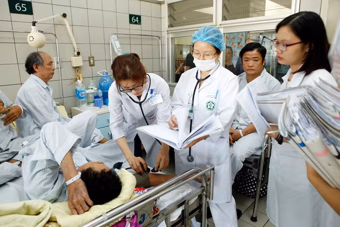 Theo dõi đường huyết chặt chẽ khi bị ốm, sốt