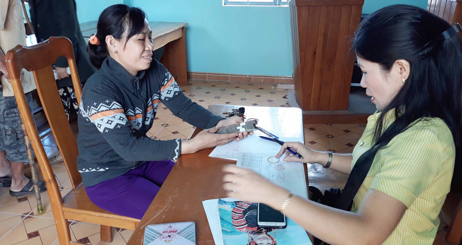 Chị Hồ Thị Thu Hà (bên trái), thôn Đoàn Kết, xã Ia Mrơn nhận số tiền hỗ trợ hơn 25 triệu đồng. Ảnh: Mai Linh Chị Hồ Thị Thu Hà (bên trái), thôn Đoàn Kết, xã Ia Mrơn nhận số tiền hỗ trợ hơn 25 triệu đồng. Ảnh: mai Linh