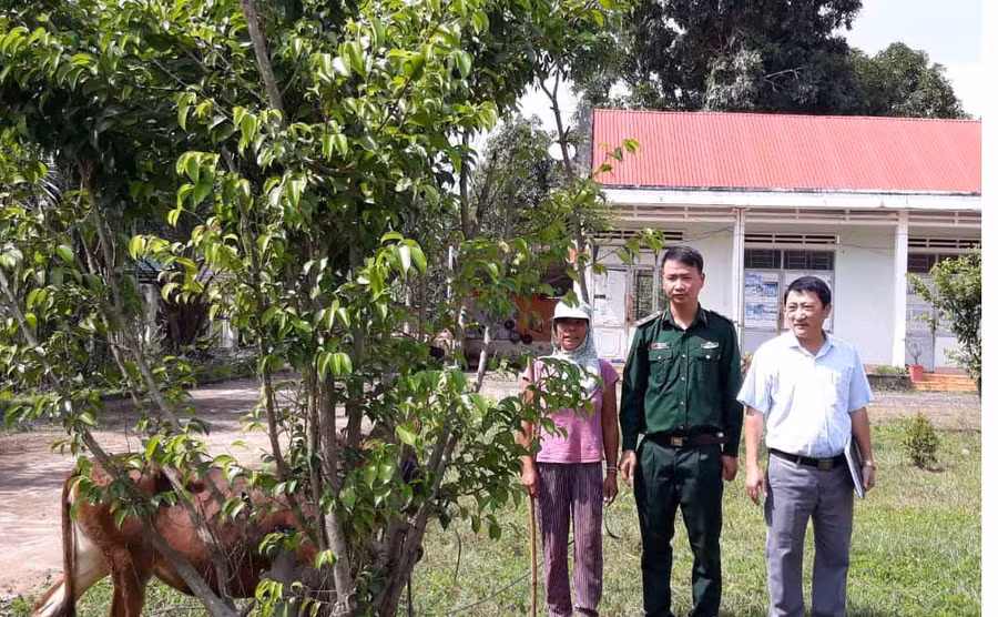 Trao bò giống cho hộ nghèo. Ảnh: Anh Huy