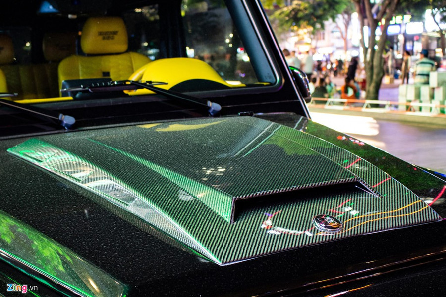 Điểm nhấn ở đầu xe là phần nắp ca-pô bằng carbon với hốc hút gió cỡ lớn.