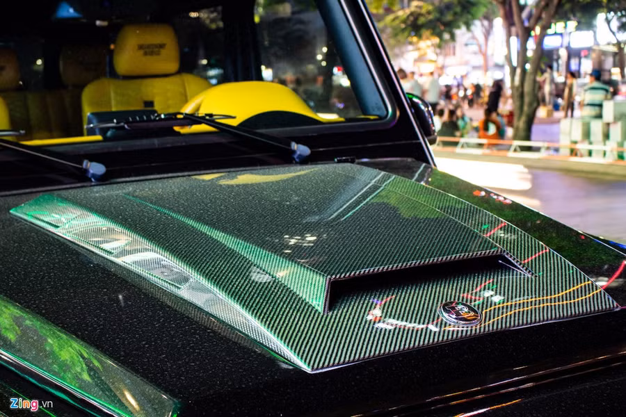 Điểm nhấn ở đầu xe là phần nắp ca-pô bằng carbon với hốc hút gió cỡ lớn.