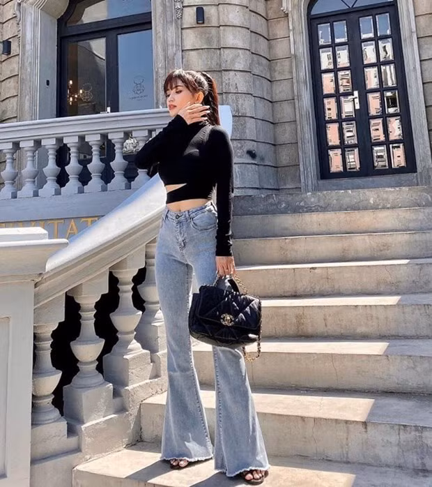 Áo len cổ lọ dáng crop top và quần jeans ống loe là cặp đôi lý tưởng giúp Sĩ Thanh khoe vòng eo ''con kiến.'' Cô nàng còn tạo điểm nhấn cho set đồ bằng chiếc Chanel cỡ lớn, khiến bộ cánh street style trở nên ''đắt giá'' hơn.