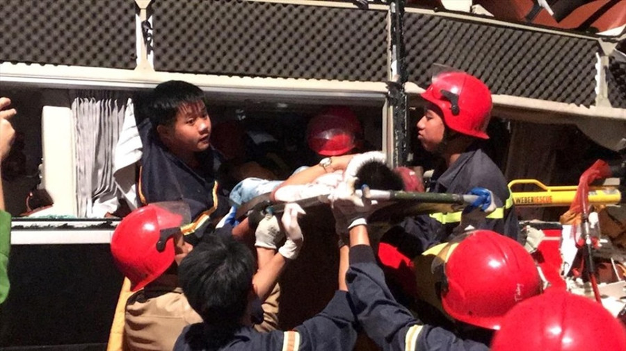 Lực lượng cứu hộ tiến hành giải cứu các nạn nhân. Lực lượng cứu hộ tiến hành giải cứu các nạn nhân.