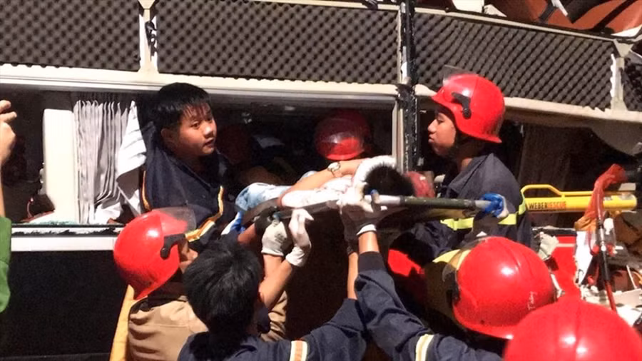 Lực lượng cứu hộ tiến hành giải cứu các nạn nhân.