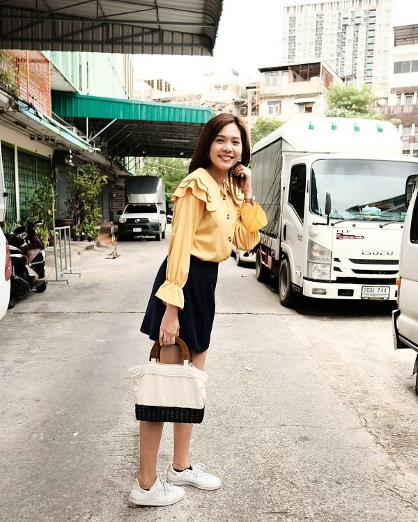 Những trang phục nữ tính, công sở với váy bút chì và áo sơ mi thường là style hàng ngày mà cô mặc khi đi làm hay đi công việc . Cô cũng hạn chế mang giày cao gót thay vào đó là những đôi sneakers trẻ trung