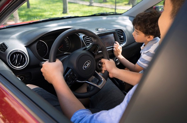  Trong cabin là cửa gió xoay 360 độ, hệ thống điều khiển cửa đặt ở vị trí trung tâm.