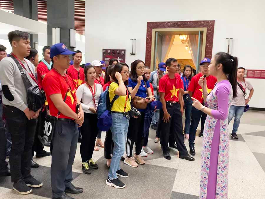  Các nhà báo, thanh niên 2 nước tham quan Dinh Độc Lập (TP. Hồ Chí Minh). Ảnh: P.L