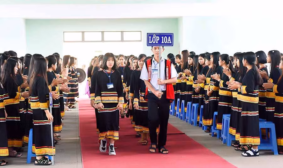  Học sinh Trường Phổ thông Dân tộc Nội trú Đông Gia Lai trong trang phục truyền thống của dân tộc mình. Ảnh: Đ.T
