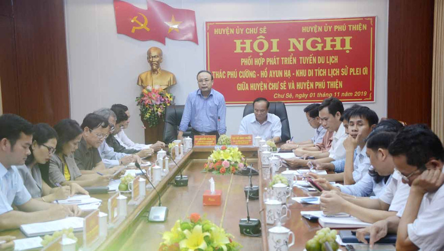 Hội nghị ký kết hợp tác du lịch giữa 2 huyện Chư Sê và Phú Thiện. Ảnh: Đức Phương