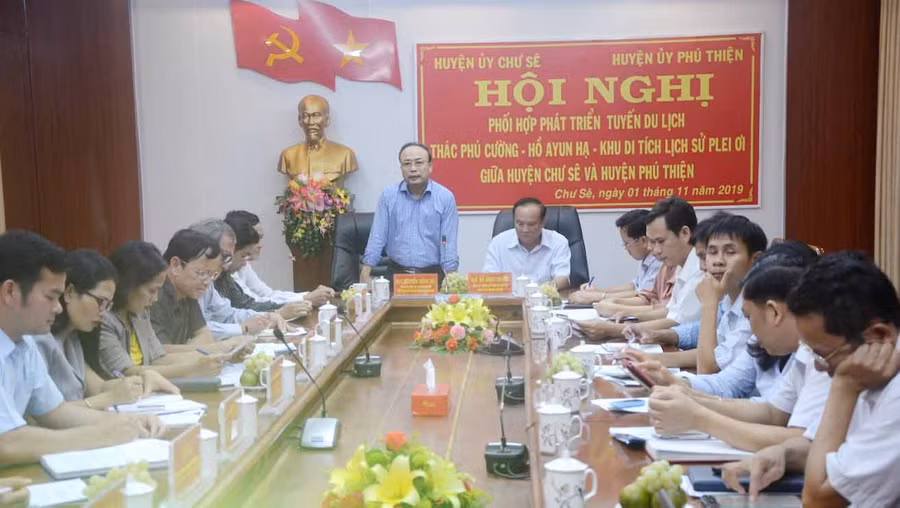 Hội nghị ký kết hợp tác du lịch giữa 2 huyện Chư Sê và Phú Thiện. Ảnh: Đức Phương