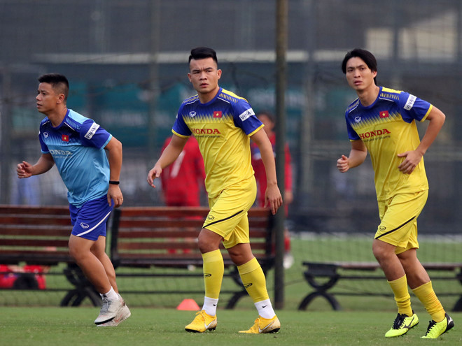 Tiền vệ Hoàng Thịnh (giữa) tiếp tục vô duyên cùng đội tuyển thời HLV Park Hang-seo khi phải về sớm vì chấn thương - Ảnh: Ngọc Linh