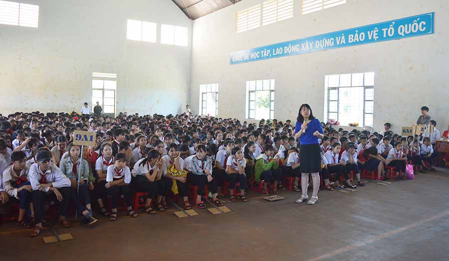  Tiến sĩ-bác sĩ Nguyễn Thị Vân Anh trao đổi về giáo dục giới tính cho các em học sinh. Ảnh: P.D