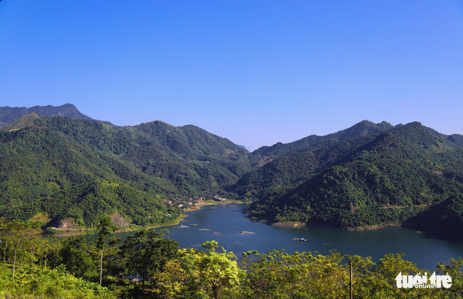 Lòng Hồ Hòa Bình nước trong xanh được bao bọc bởi các dãy núi đá cao trùng điệp - Ảnh: DANH TRỌNG