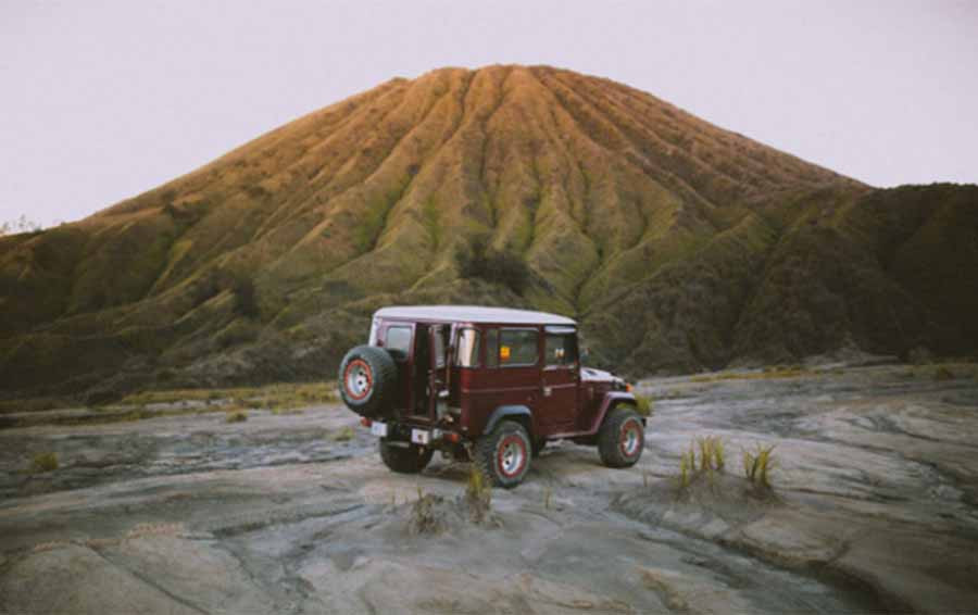 Du khách có thể đi xe địa hình đến núi lửa Bromo.