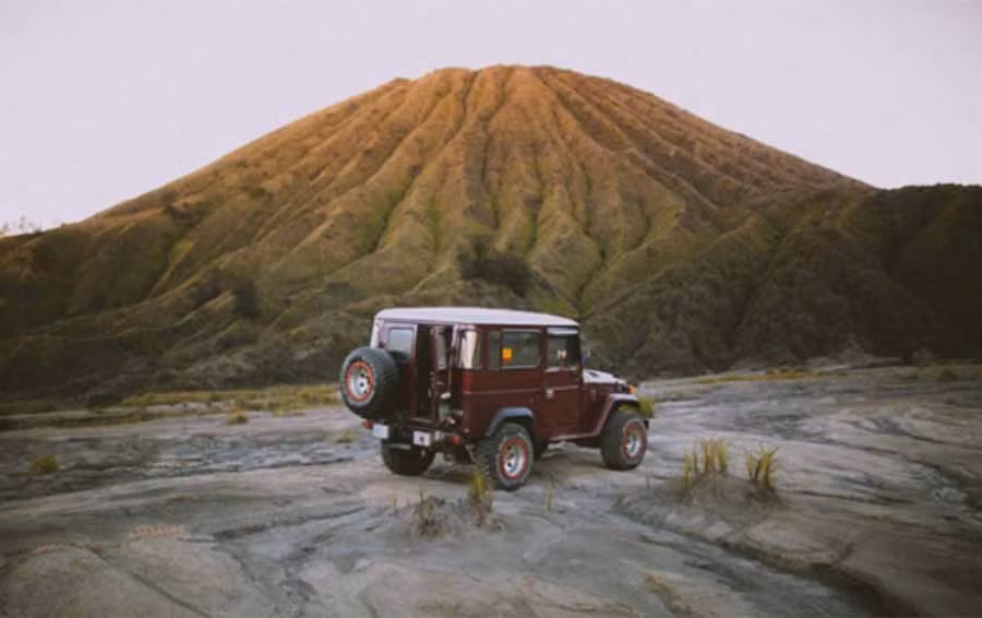 Du khách có thể đi xe địa hình đến núi lửa Bromo.