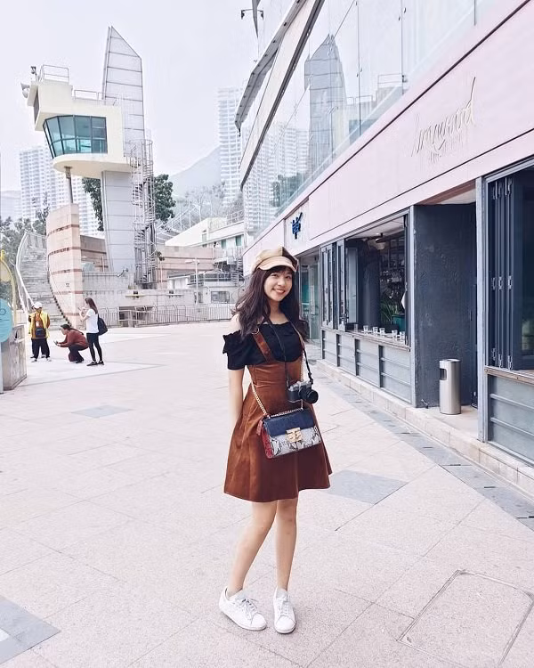  Sireethorn vô cùng ưa chuộng các style bánh bèo, nữ tính nhẹ nhàng như váy hai dây hay các dạng váy suông mix cùng những túi xách dạng hộp và giày thể thao