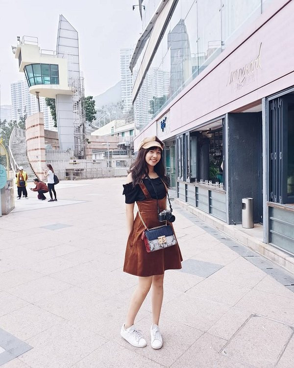  Sireethorn vô cùng ưa chuộng các style bánh bèo, nữ tính nhẹ nhàng như váy hai dây hay các dạng váy suông mix cùng những túi xách dạng hộp và giày thể thao