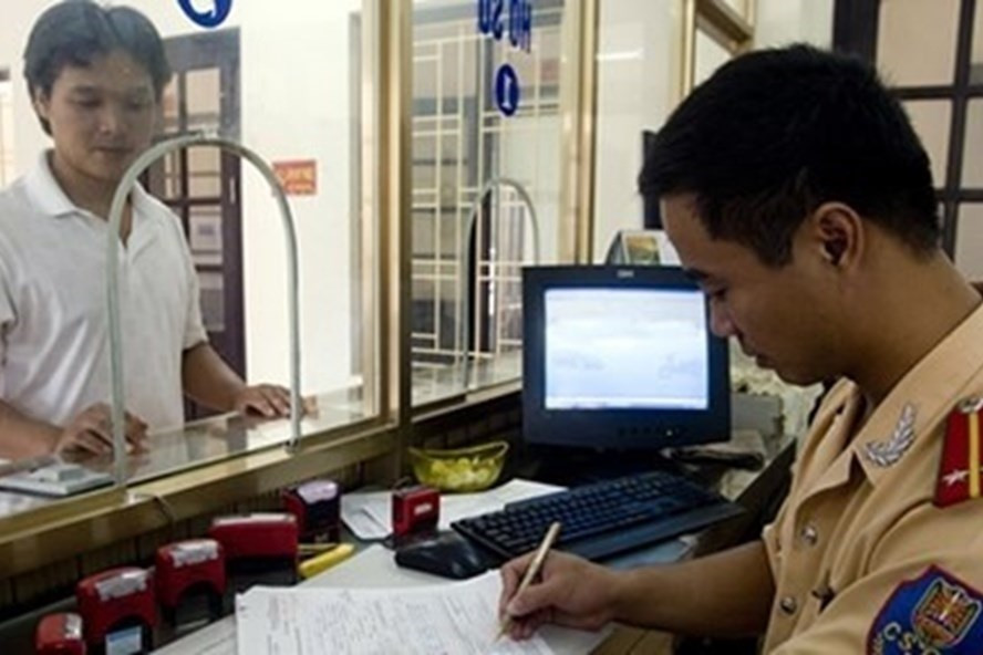 Sang tên, đổi chủ cho xe, không cần rút hồ sơ gốc. Ảnh: PV. Sang tên, đổi chủ cho xe, không cần rút hồ sơ gốc. Ảnh: PV.