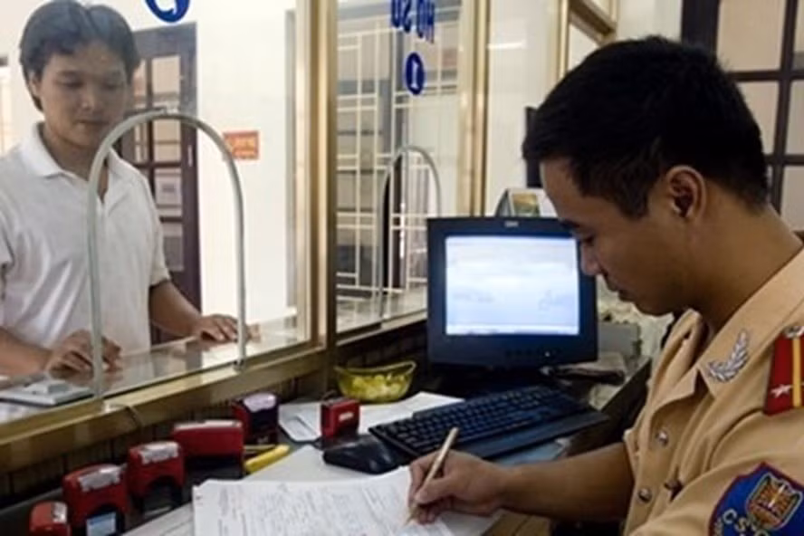  Sang tên, đổi chủ cho xe, không cần rút hồ sơ gốc. Ảnh: PV.