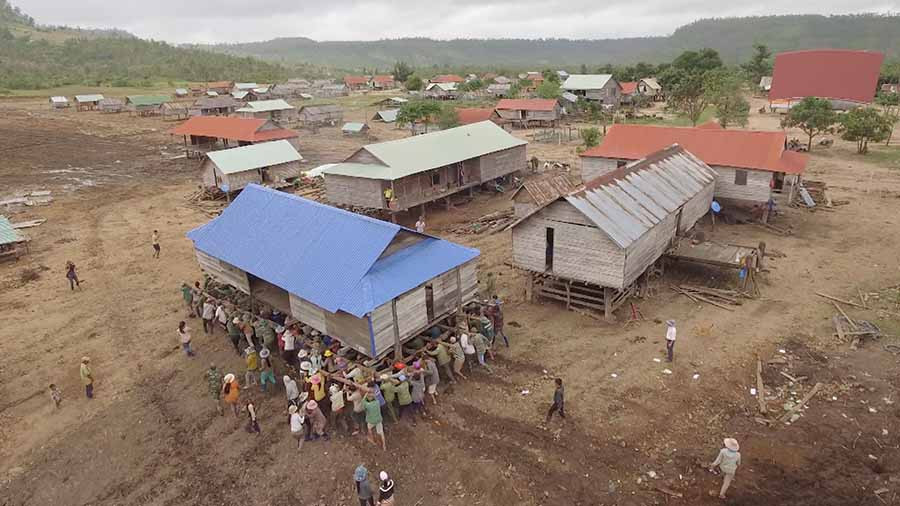 Người dân làng Hek (xã Chư A Thai, huyện Phú Thiện) cùng với chính quyền địa phương, Mặt trận và các đoàn thể thực hiện di dời, sắp xếp lại khu dân cư theo quy hoạch. Ảnh: Dung Tấn