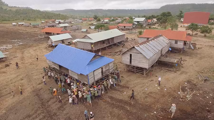 Người dân làng Hek (xã Chư A Thai, huyện Phú Thiện) cùng với chính quyền địa phương, Mặt trận và các đoàn thể thực hiện di dời, sắp xếp lại khu dân cư theo quy hoạch. Ảnh: Dung Tấn