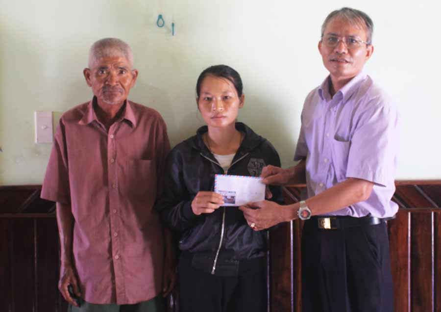 Đại diện chính quyền xã Ia Sol trao tiền hỗ trợ cho chị Huệ. Ảnh: HOÀNH SƠN