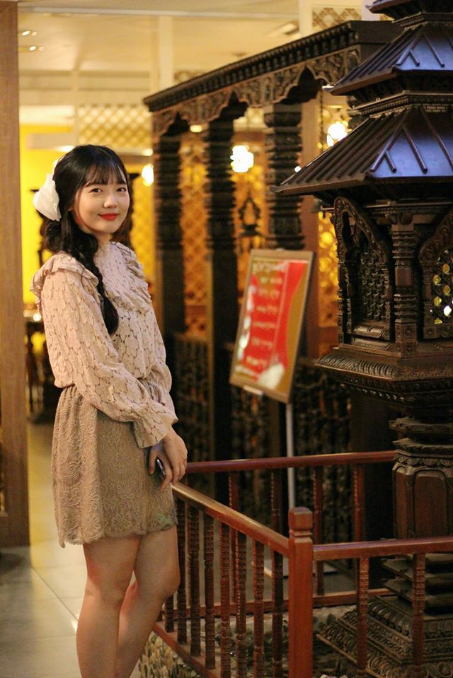  Rudya Yoo sinh năm 1993, hiện đang học tập tại Trường đại học Khoa học xã hội và Nhân văn TP.HCM. Thời điểm xuất hiện tại lễ cưới, cô gây chú ý với vẻ ngoài có phần mũm mĩm. Gần đây, cô sở hữu ngoại hình thon gọn hơn trước - Ảnh: FBNV