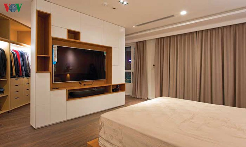 Không gian mở trong phòng ngủ chính, kệ ti vi sinh động kết hợp với bàn làm việc trở thành điểm nhấn của cả phòng. Không gian mở trong phòng ngủ chính, kệ ti vi sinh động kết hợp với bàn làm việc trở thành điểm nhấn của cả phòng.