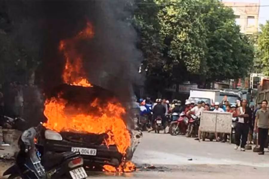 Hình ảnh chiếc ôtô bốc cháy dữ dội trên Quốc lộ 45