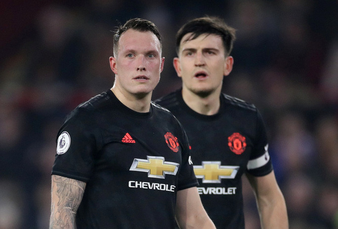 "Tội đồ" Phil Jones dẫn đến bàn thua đầu tiên