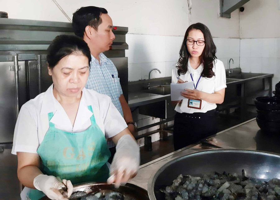 Chi cục ATVSTP Gia Lai giám sát an toàn thực phẩm tại Nhà hàng Pleiku Palace. Ảnh: Như Nguyện Chi cục ATVSTP Gia Lai giám sát an toàn thực phẩm tại Nhà hàng Pleiku Palace. Ảnh: Như Nguyện