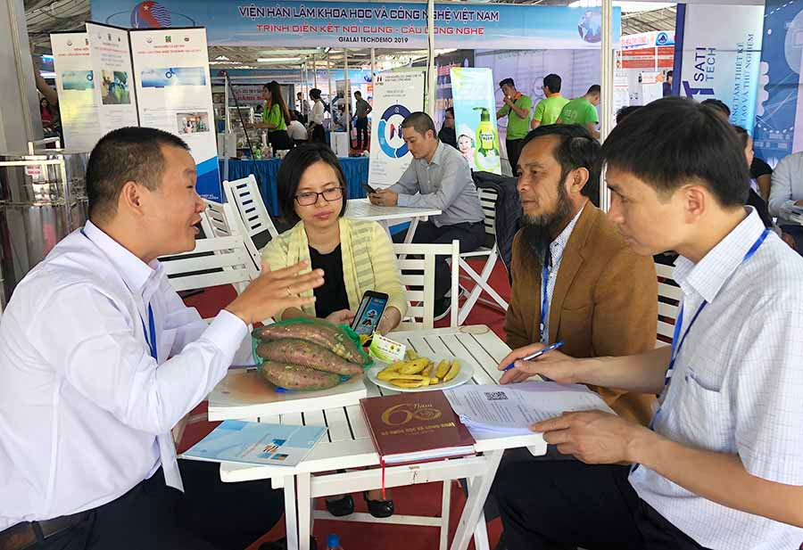 Chuyên gia đến từ Cục Sở hữu trí tuệ đang giải đáp thắc mắc cho khách hàng. Ảnh: N.T Chuyên gia đến từ Cục Sở hữu trí tuệ đang giải đáp thắc mắc cho khách hàng. Ảnh: N.T