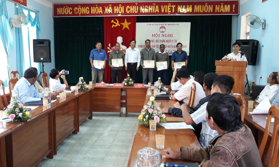 Trao Giấy khen cho người có uy tín tại hội nghị. Ảnh: Mai Linh