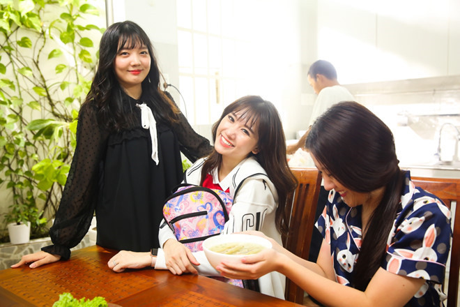 Rudya có mối thân thiết với chị gái. Thỉnh thoảng, cô xuất hiện cùng Hari Won tại các sự kiện. Cô cũng không ngại chia sẻ hình ảnh chụp cùng Hari Won trên trang cá nhân. Nhiều người ngưỡng mộ trước sự gắn bó của cả hai. “Hari Won là chị cả nên hơi dữ một chút xíu. Nhưng khi em buồn thì chị sẽ dẫn đi ăn. Chị luôn luôn quan tâm đến các thành viên trong nhà