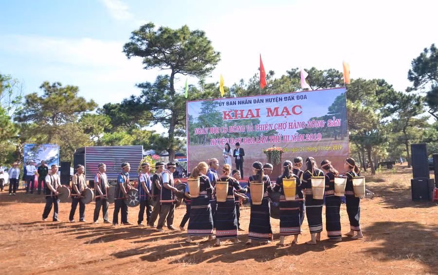 Biểu diễn cồng chiêng tại Ngày hội. Ảnh: Phương Linh