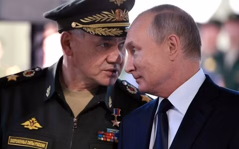 Bộ trưởng Quốc phòng Nga, ông Serge Shoigu và Tổng thống Nga Vladimir Putin. Ảnh: Sputnik