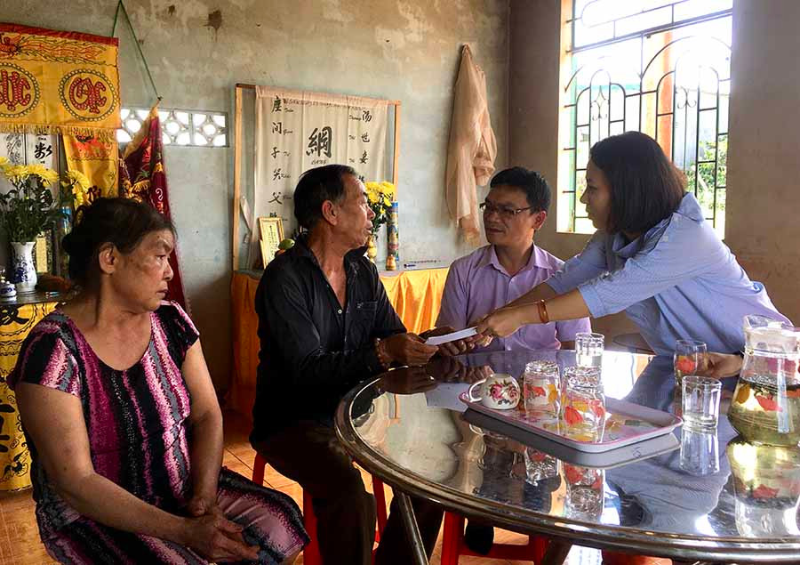  Đại diện Ủy ban An toàn Giao thông Quốc gia và Ban An toàn Giao thông tỉnh thăm, động viên, trao quà hỗ trợ cho gia đình ông Nguyễn Huệ (thôn 3, xã Tân Bình, huyện Đak Đoa). Ảnh: L.H