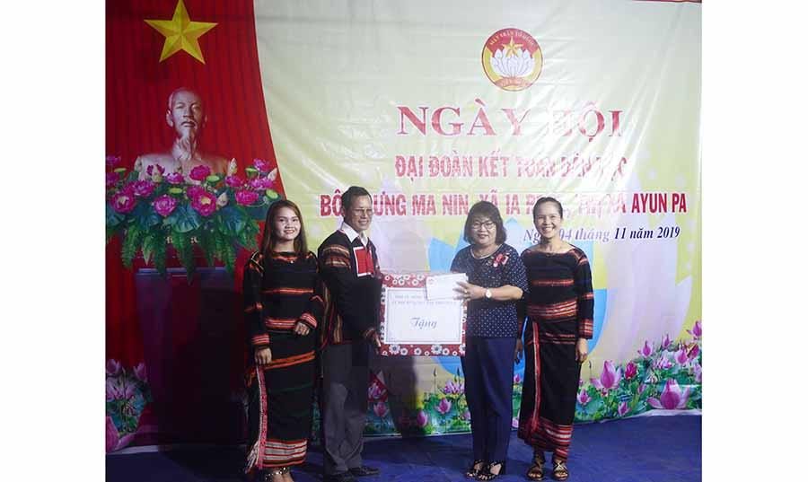 Bà Đinh Thị Giang trao tặng phần quà của tỉnh cho nhân dân thôn Rưng Ma Nin. Ảnh: Đ.P Bà Đinh Thị Giang trao tặng phần quà của tỉnh cho nhân dân thôn Rưng Ma Nin. Ảnh: Đ.P