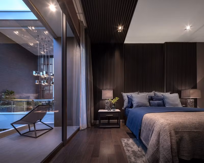 Một phòng ngủ khác có ban công nhìn xuống tầng lửng bên dưới. Một phòng ngủ khác có ban công nhìn xuống tầng lửng bên dưới.