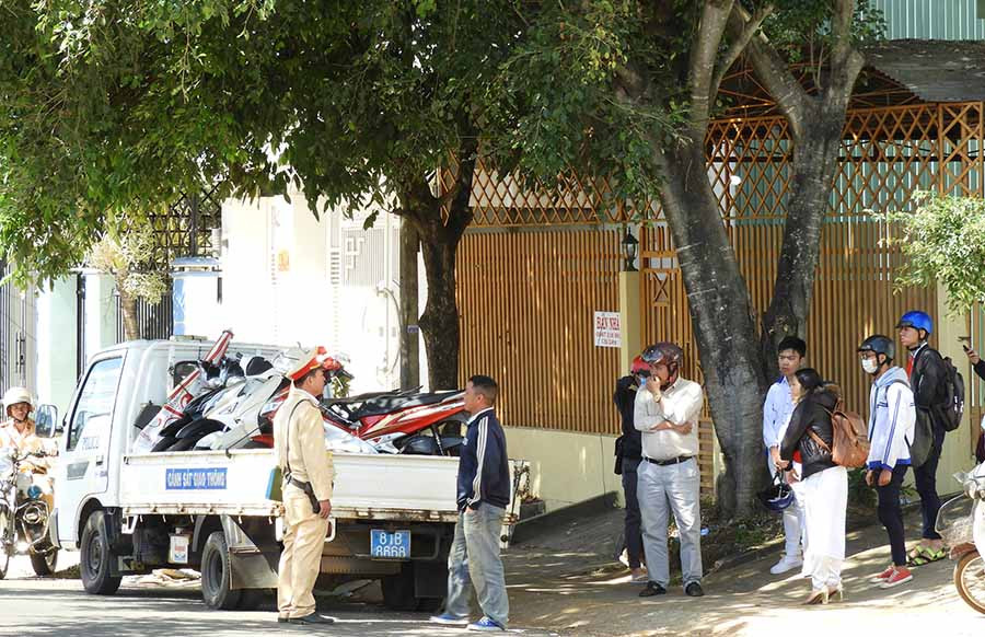  Cảnh sát giao thông xử lý các trường hợp vi phạm trật tự an toàn giao thông. Ảnh: T.N