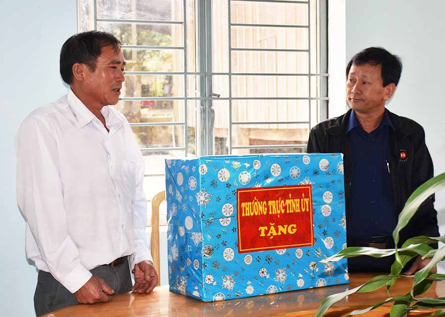  Bí thư Tỉnh ủy Dương Văn Trang (bìa phải) tặng quà cho xã Kon Pne (huyện Kbang). Ảnh: T.D