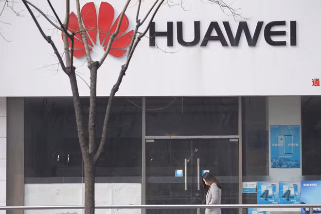  Dù đã bị cấm vận nhưng Huawei vẫn chưa thể làm người Mỹ hết lo lắng- Ảnh: Reuters