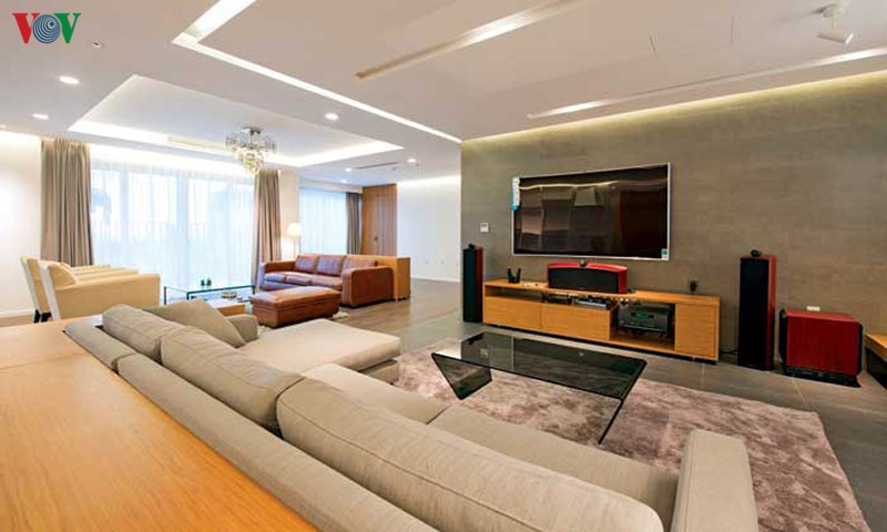 Hai không gian phòng khách khá biệt lập nhưng vẫn hài hòa trong tổng thể. Hai không gian phòng khách khá biệt lập nhưng vẫn hài hòa trong tổng thể.