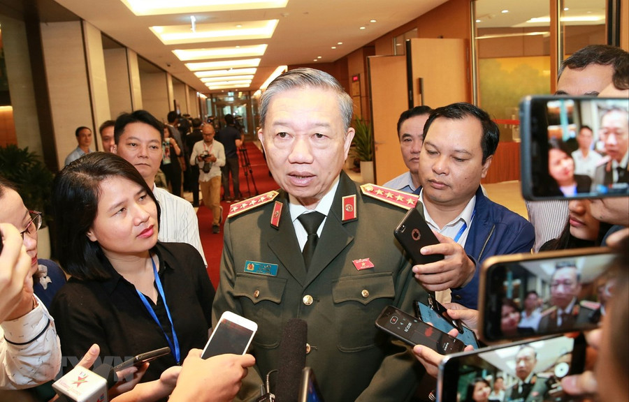 Bộ trưởng Bộ Công an Tô Lâm trả lời phỏng vấn báo chí bên hành lang Quốc hội. (Ảnh: Doãn Tấn/TTXVN) Bộ trưởng Bộ Công an Tô Lâm trả lời phỏng vấn báo chí bên hành lang Quốc hội. (Ảnh: Doãn Tấn/TTXVN)