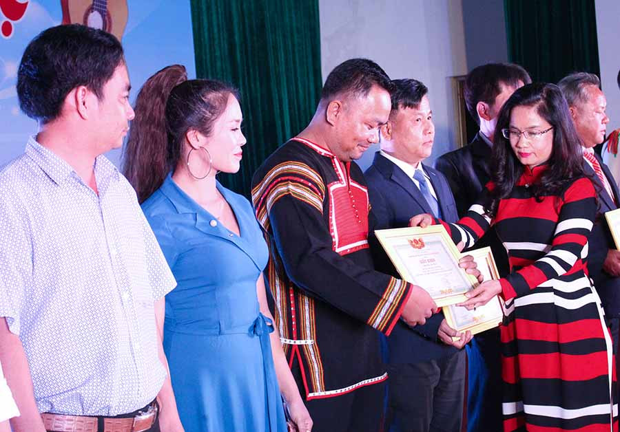  Bà Bùi Khoa Nghi-Phó Giám đốc Sở GD-ĐT trao thưởng cho các đơn vị đạt giải nhì. Ảnh: M.T