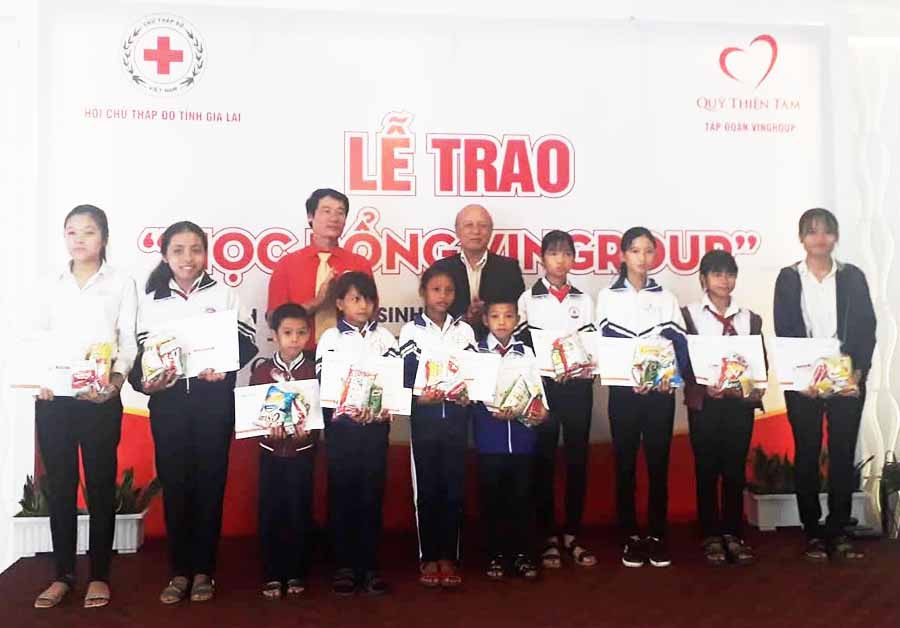 Trao học bổng cho học sinh nghèo. Ảnh: N.T