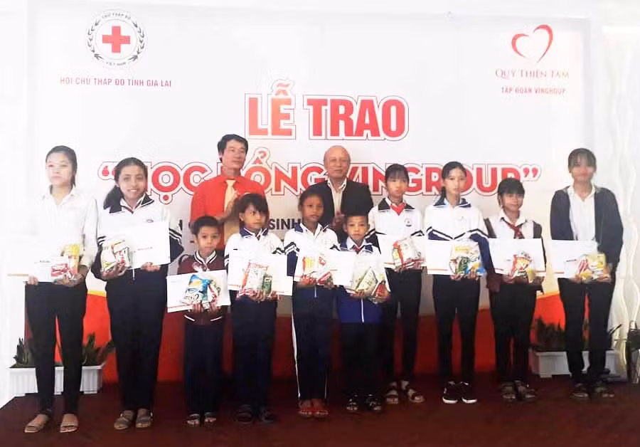 Trao học bổng cho học sinh nghèo. Ảnh: N.T