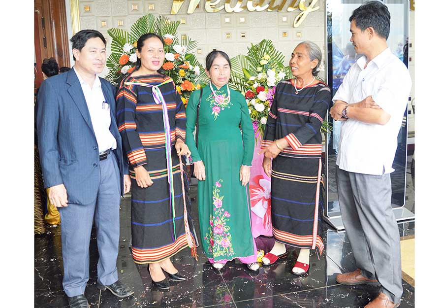 Thành viên một số gia đình văn hóa tiêu biểu gặp gỡ trao đổi kinh nghiệm. Ảnh: Đ.Y  Thành viên một số gia đình văn hóa tiêu biểu gặp gỡ trao đổi kinh nghiệm. Ảnh: Đ.Y