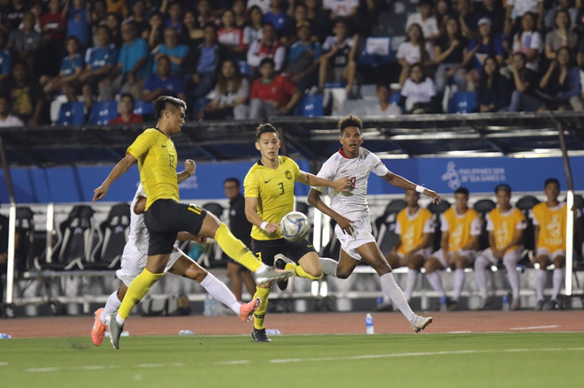 Chủ nhà Philippines (áo trắng) trong trận thắng Myanmar - Ảnh Khả Hòa