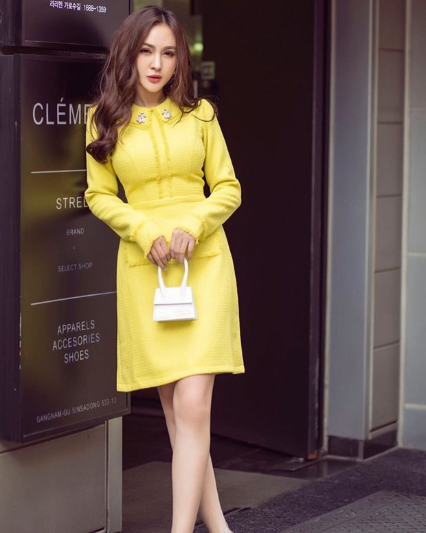  Bộ đầm vàng rực rỡ với phần thắt eo hút mắt là lựa chọn giúp Kelly tỏa sắc vạn người mê. Chiếc túi Le Chiquito nhỏ xinh của Jacquemus vừa vặn làm tăng vẻ nhã nhặn cho người đẹp.